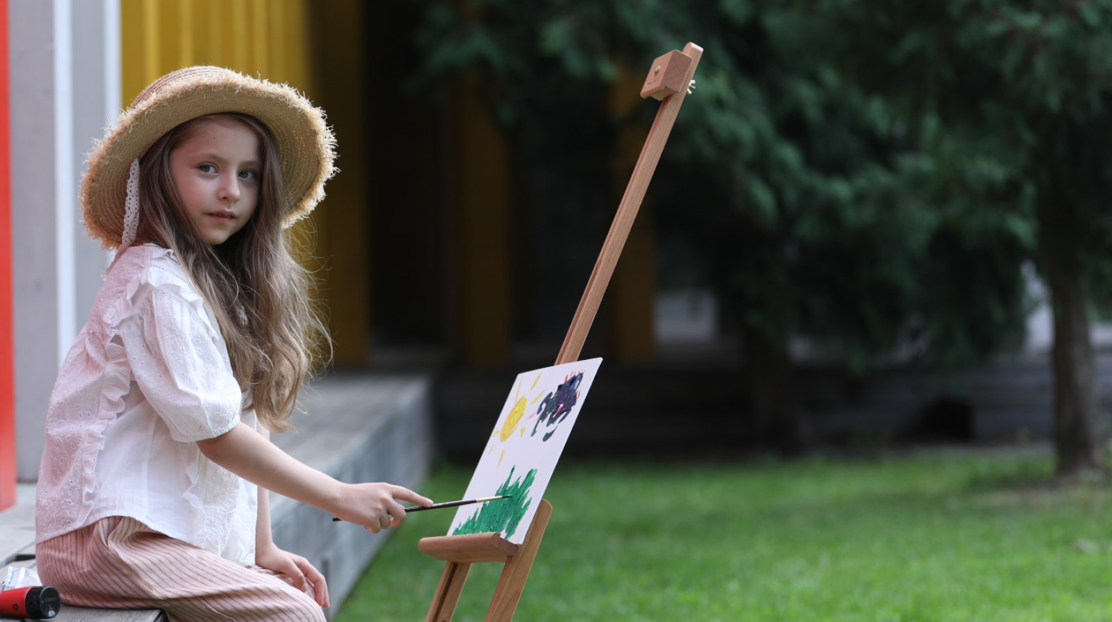 девочка рисует картину